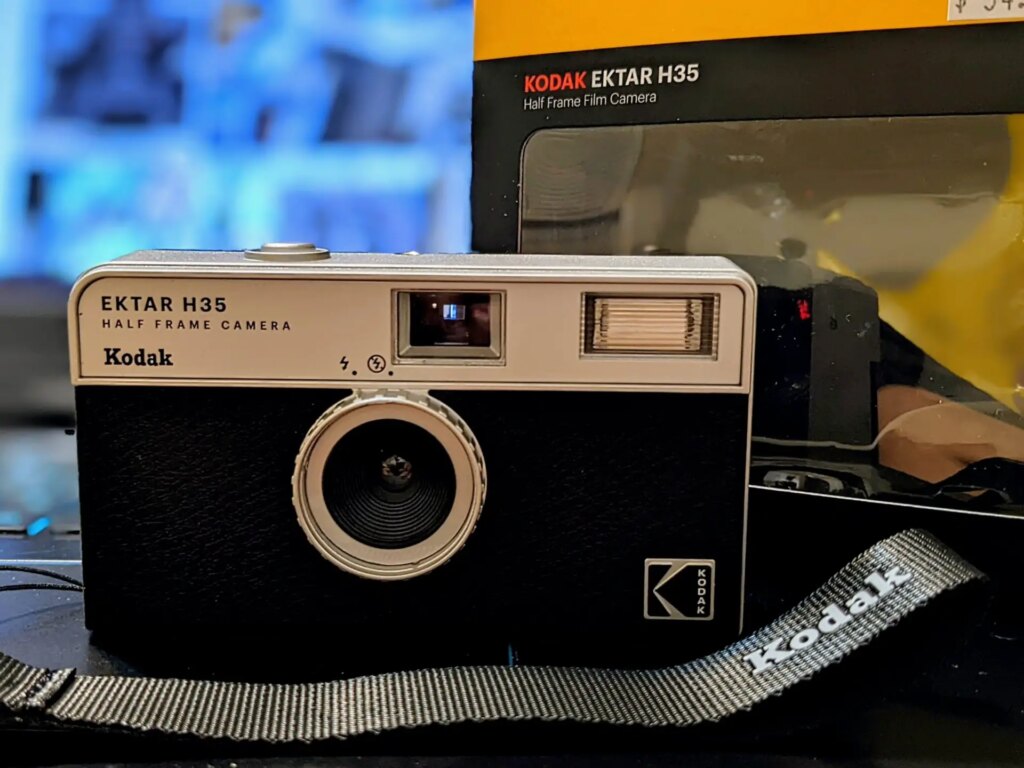 KODAK EKTAR H35 Half Frame Film Camera, 35mm, Reusable,  Focus-Free, Lightweight, Easy-to-Use (Black) (Film & AAA Battery are not  Included) : Electronics