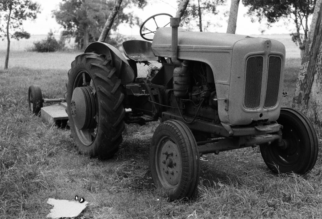 Tractor cortador de césped en la parada de la ruta.