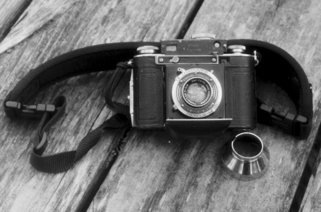 Black and white photograph of a Certo Dollina camera.