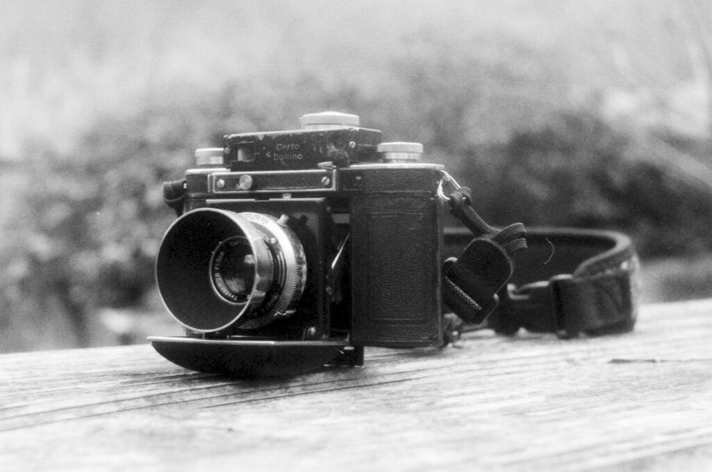 Black and white photograph of a Certo Dollina camera.