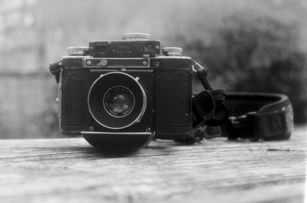 Black and white photograph of a Certo Dollina camera.