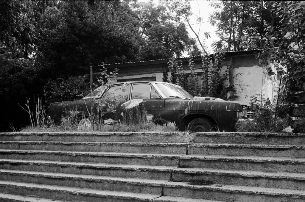 Antiguo auto abandonado.