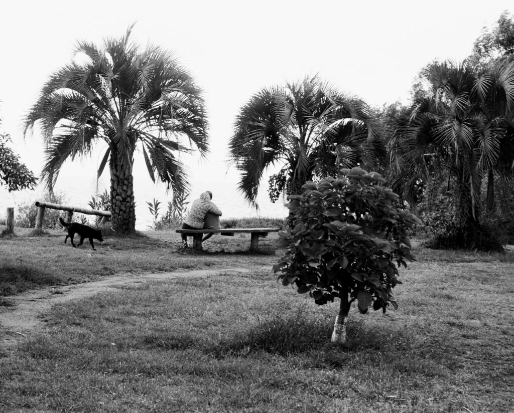 Pareja frente al río.