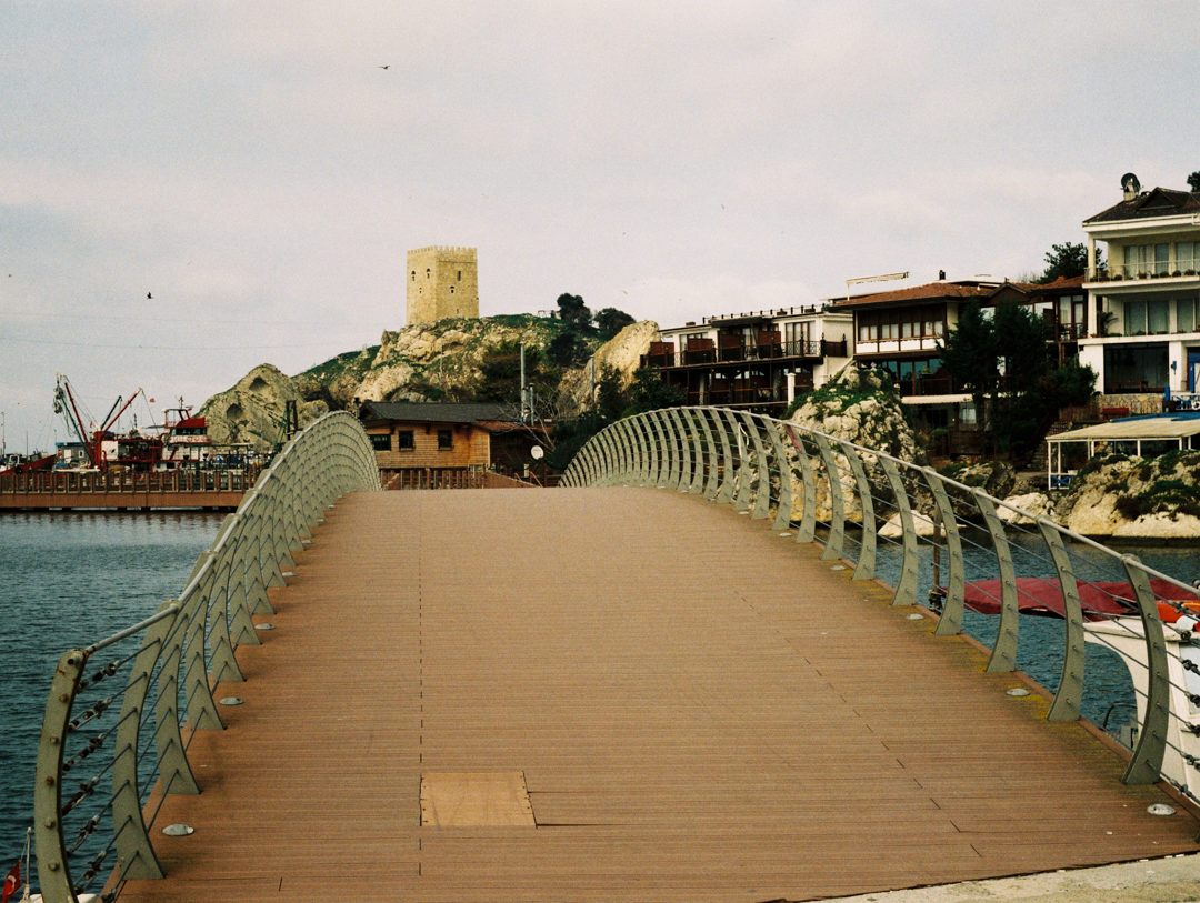 Small bridge, the castle is behind