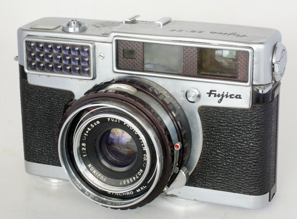 Three quarters front view of Fujica 35-SE