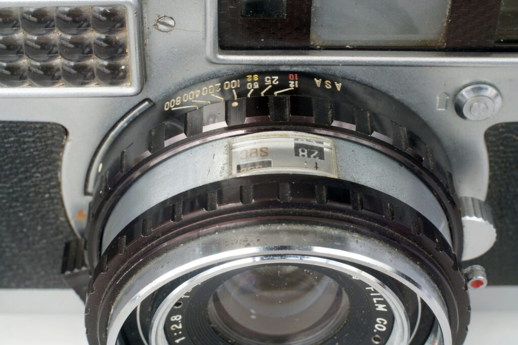 Helical focusing lens tube carrying both the shutter mechanism and the iris.