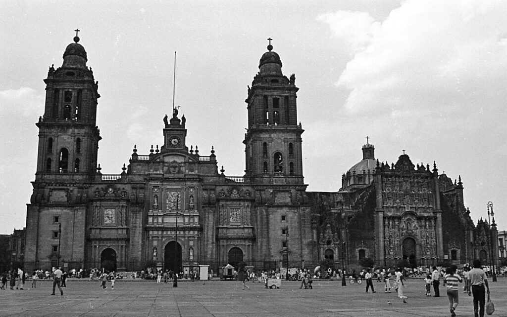 The Metropolitan Cathedral of Mexico City in 1991.