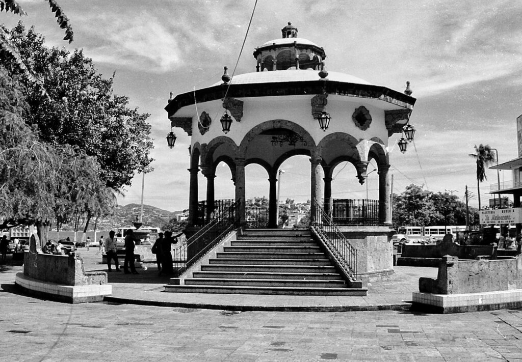 Kiosk (now disappeared) in Plaza Álvarez, Downtown Acapulco, Gro.Mexico. 1992