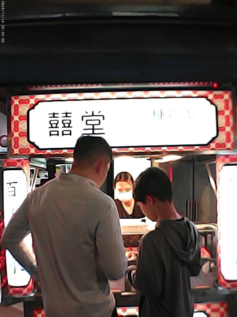 A parent and son order pork buns at Raohe Night Market.