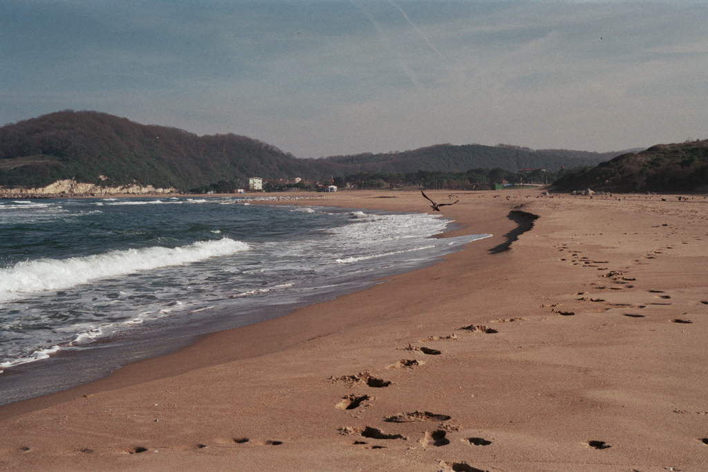 Sandy beach to the village center