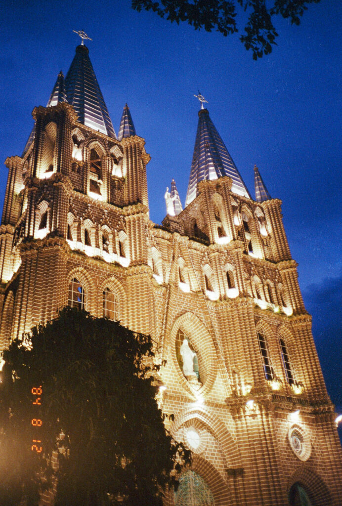 Color photograph of the Basilica of the Immaculate Conception, at dusk in Jardin, Colombia