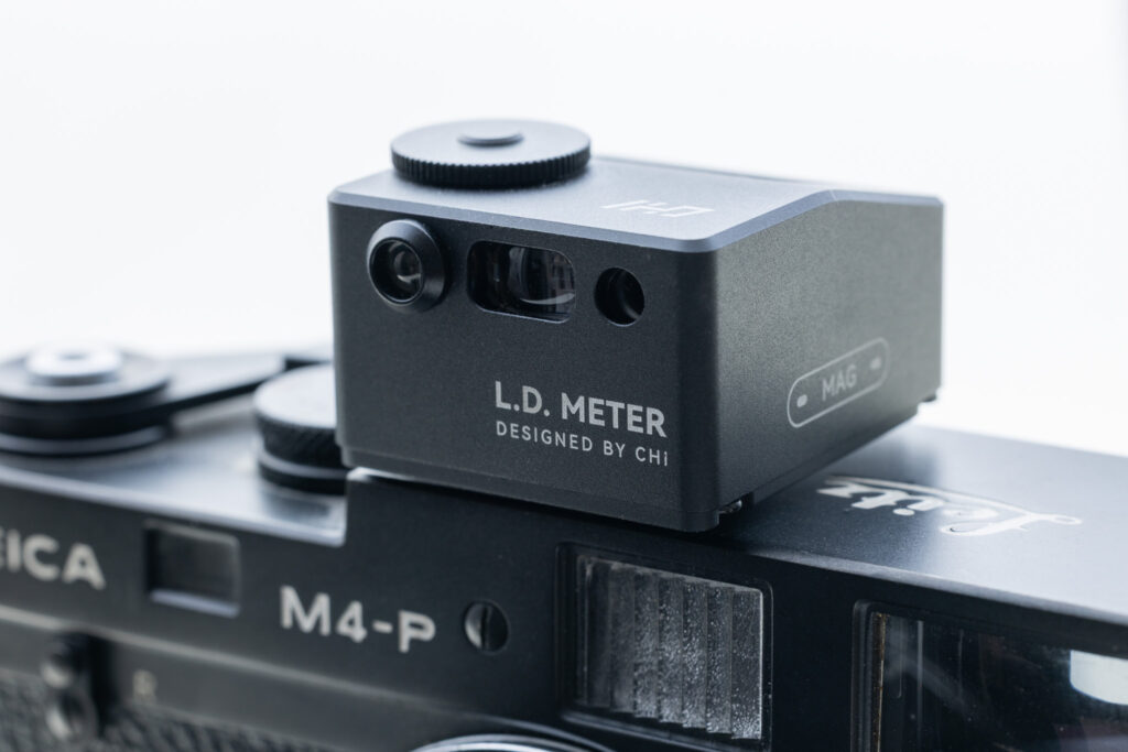 The LD Meter mounted of the coldshoe of a Leica M4-P, viewed from the front.